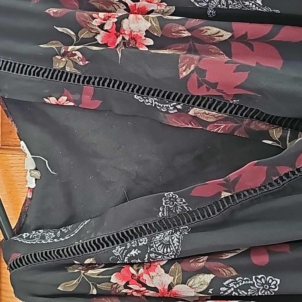 Gimmick blouse with reddish flowers. - Picture 4 of 7